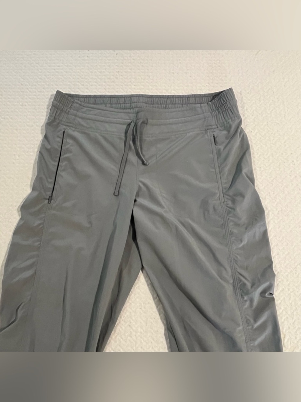 Athleta Women’s Gray Capris Cropped Joggers Trackpants Size 8 Lightweight - Picture 5 of 6
